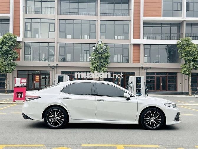 Toyota Camry 2.0Q 2023 Trắng 51,000 km cực đẹp.