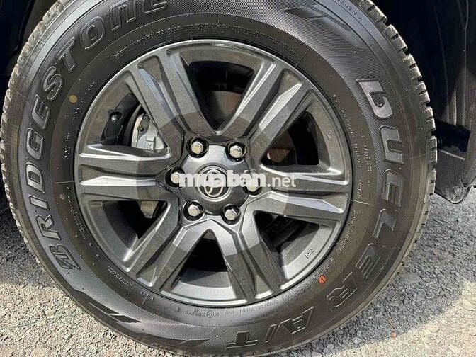 BÁN XE HILUX .XS2025AT .12NKM XE NHƯ MỚI