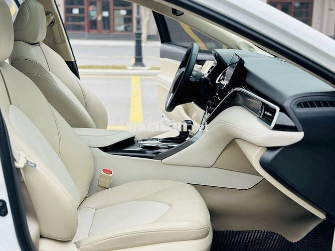 Toyota Camry 2.0Q 2023 Trắng 51,000 km cực đẹp.