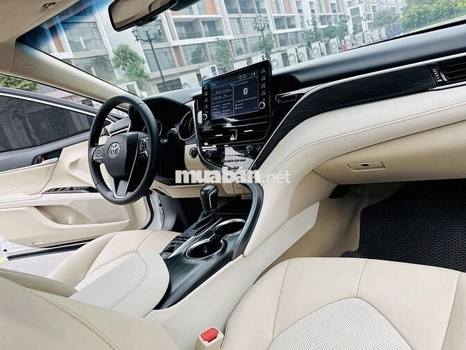 Toyota Camry 2.0Q 2023 Trắng 51,000 km cực đẹp.