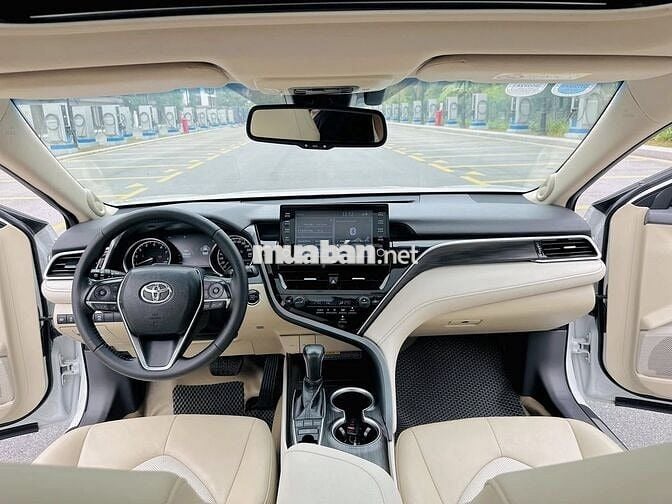 Toyota Camry 2.0Q 2023 Trắng 51,000 km cực đẹp.