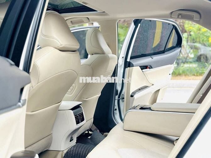 Toyota Camry 2.0Q 2023 Trắng 51,000 km cực đẹp.
