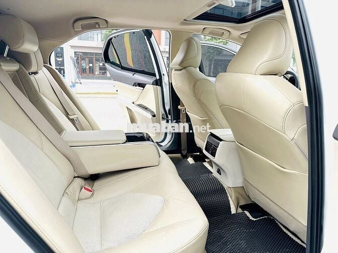 Toyota Camry 2.0Q 2023 Trắng 51,000 km cực đẹp.