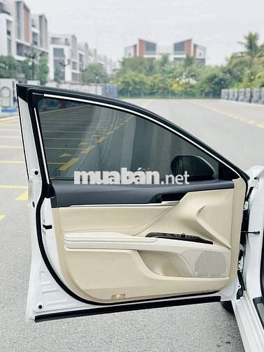 Toyota Camry 2.0Q 2023 Trắng 51,000 km cực đẹp.