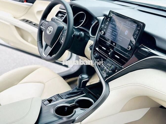 Toyota Camry 2.0Q 2023 Trắng 51,000 km cực đẹp.