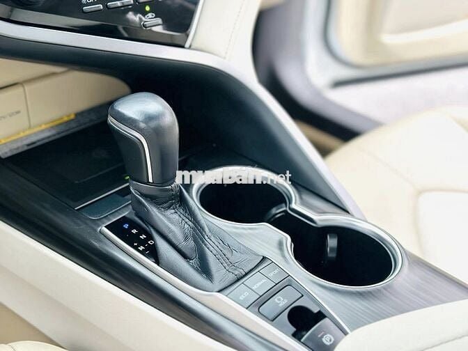 Toyota Camry 2.0Q 2023 Trắng 51,000 km cực đẹp.