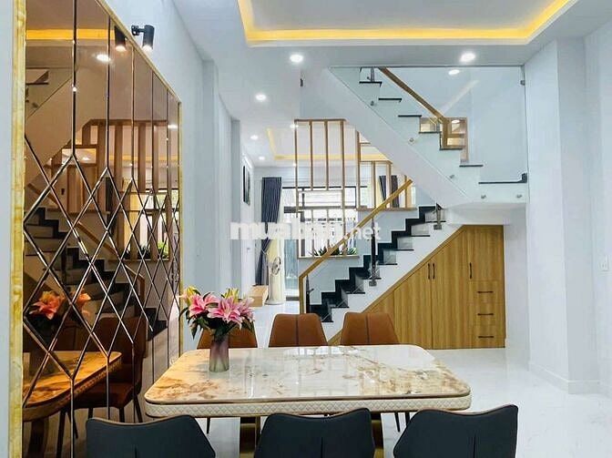 Bán nhà sổ hồng riêng ngay ngã tư ga quận 12 đường xe tải