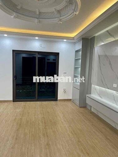 Nhà đẹp 5 tầng thang máy mới tinh  ở ngay, phù hợp ở + cho thuê + đầu