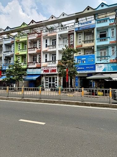 CHO THUÊ NHÀ MẶT TIỀN TẠ QUANH BỬU P5Q8. Có vỉa hè rộng 8,5m