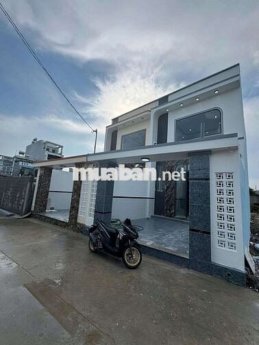 Nhà đúc lửng mới hoàn thiện kdc