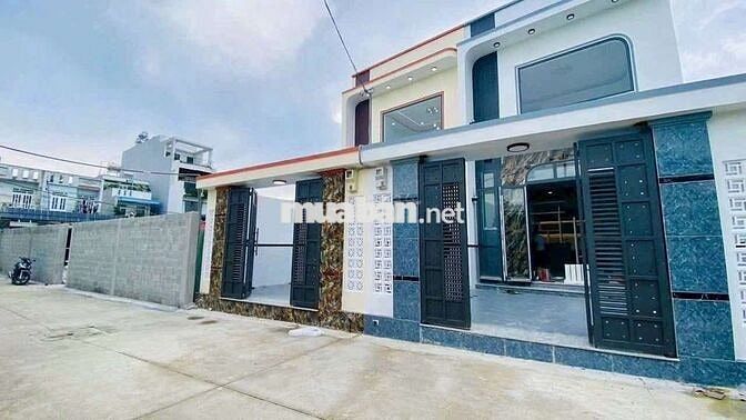 Nhà đúc lửng mới hoàn thiện kdc