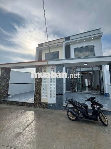 Nhà đúc lửng mới hoàn thiện kdc