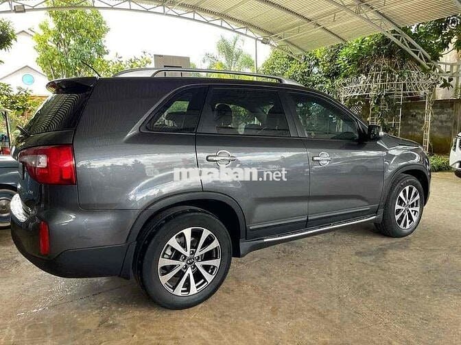 Kia Sorento 7 chỗ màu Xám