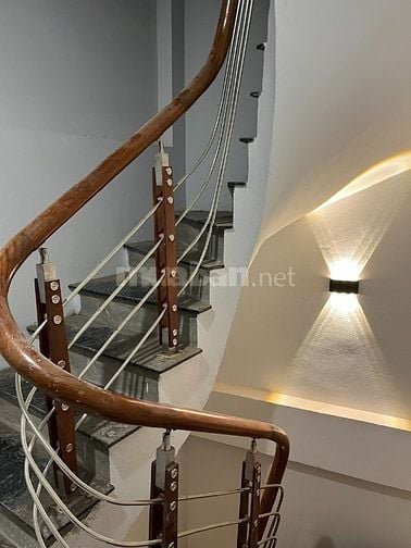 CHO THUÊ PHÒNG TẦNG 3 NHÀ MẶT ĐƯỜNG CÓ THANG MÁY, GẦN TRƯỜNG HỌC, CHỢ,