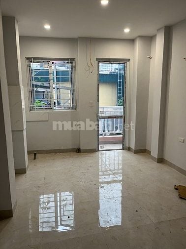 CHO THUÊ PHÒNG TẦNG 3 NHÀ MẶT ĐƯỜNG CÓ THANG MÁY, GẦN TRƯỜNG HỌC, CHỢ,