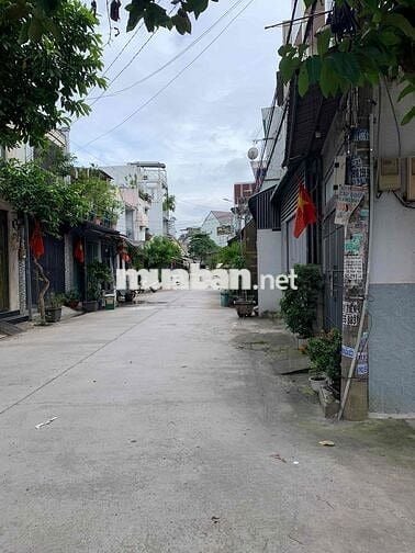 nhà 1 lầu xe hơi đậu cửa kế bên Eon