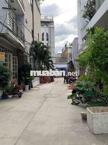 nhà 1 lầu xe hơi đậu cửa kế bên Eon