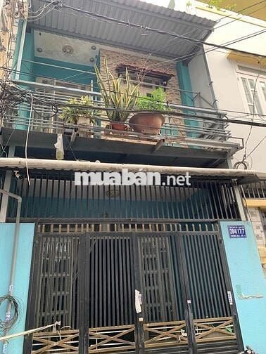 nhà 1 lầu xe hơi đậu cửa kế bên Eon