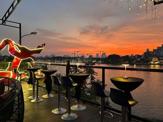 Sang Nhượng Quán Cocktail Rooftop View triệu đô