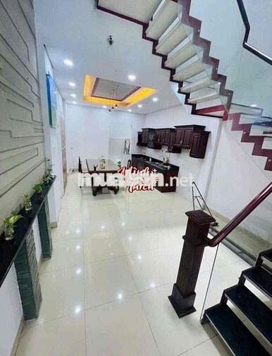 Nhà 1 trệt 2 lầu 100m2 sân đậu xe hơi 3PN cực thoáng mát gần QL 1K