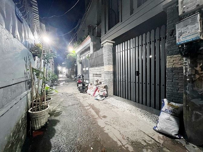 Bán nhà chính chủ, diện tích lớn, hẻm đối diện UBND Quận