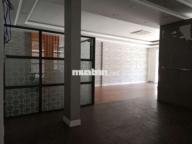 Cho thuê căn góc 2 mặt tiền Bình Tân . Vĩa hè rộng. Trống suốt.