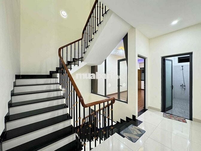 Bán nhà đẹp 4 tầng ngay trung tâm đảo Vip, đường Trung Lương 12