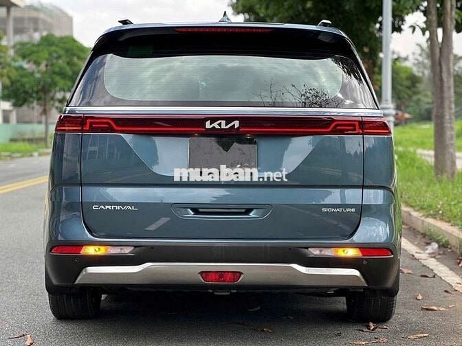 Kia carnival 2.2D signature 7S  - 9000 km