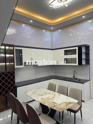 Nhà 1 trệt 1 lầu xây mới tặng nội thất trung tâm thành phố VL