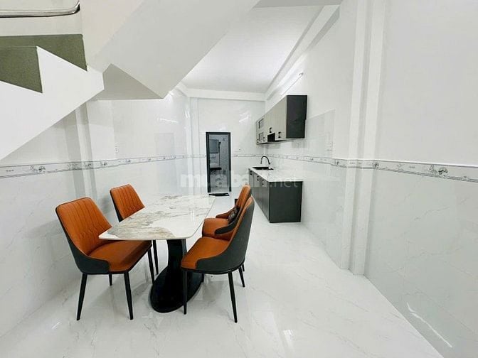 Hẻm oto đổ cửa sạch đẹp, sát mặt tiền, gần chợ Bà Chiểu, Quận 1