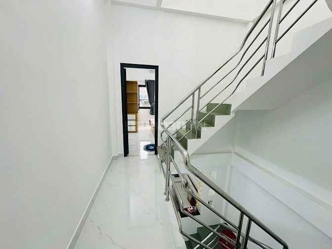 Hẻm oto đổ cửa sạch đẹp, sát mặt tiền, gần chợ Bà Chiểu, Quận 1