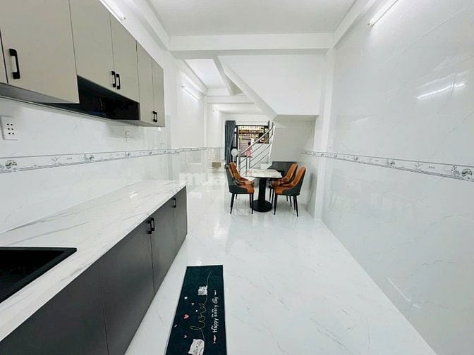 Hẻm oto đổ cửa sạch đẹp, sát mặt tiền, gần chợ Bà Chiểu, Quận 1