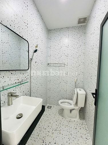 Hẻm oto đổ cửa sạch đẹp, sát mặt tiền, gần chợ Bà Chiểu, Quận 1