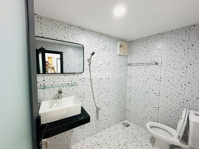 Hẻm oto đổ cửa sạch đẹp, sát mặt tiền, gần chợ Bà Chiểu, Quận 1