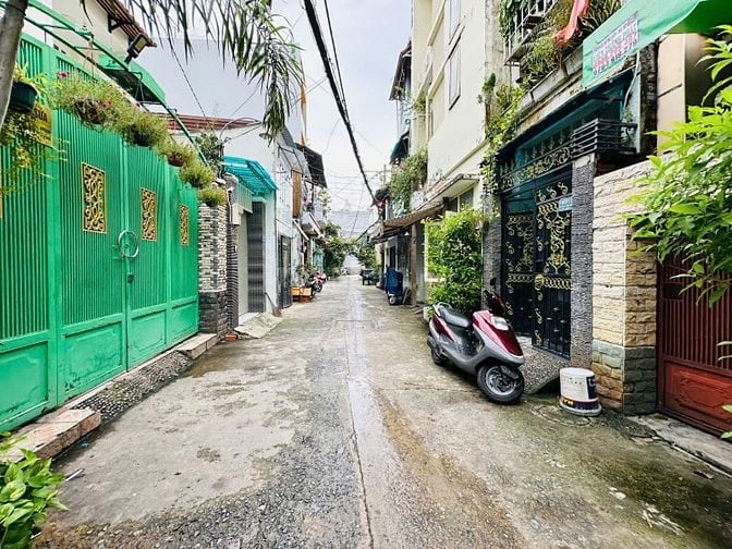 Hẻm oto đổ cửa sạch đẹp, sát mặt tiền, gần chợ Bà Chiểu, Quận 1