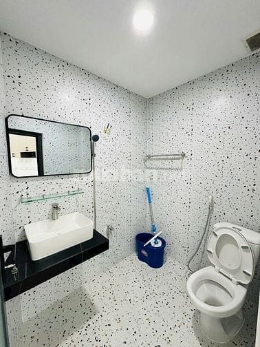 Hẻm oto đổ cửa sạch đẹp, sát mặt tiền, gần chợ Bà Chiểu, Quận 1