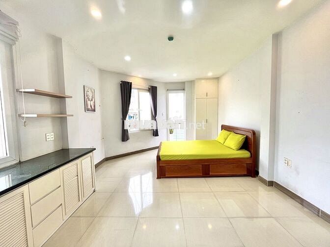 PHÒNG BAN CÔNG THOÁNG GẦN NGÃ 4 PHÚ NHUẬN