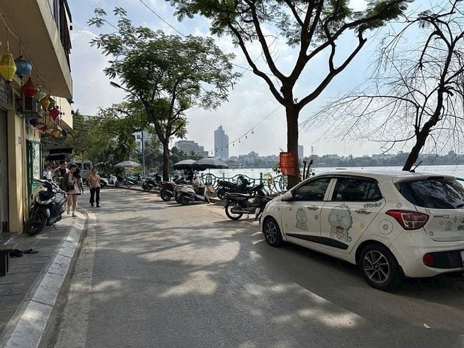 Bán nhà 8 tầng cách mặt phố Vũ Miên chỉ gần 20 bước chân, cạnh Hồ Tây