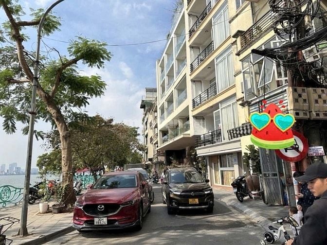 Bán nhà 8 tầng cách mặt phố Vũ Miên chỉ gần 20 bước chân, cạnh Hồ Tây