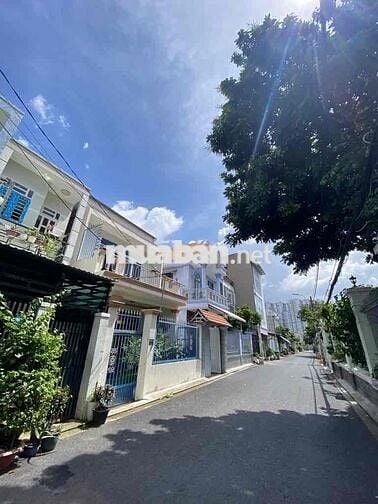 nhà  2 tâng —dt 107m2 —hem xe hơi —6phong ngủ _gia chào 6, 7 t