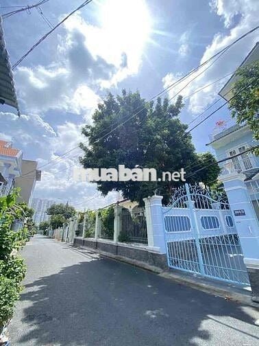 nhà  2 tâng —dt 107m2 —hem xe hơi —6phong ngủ _gia chào 6, 7 t