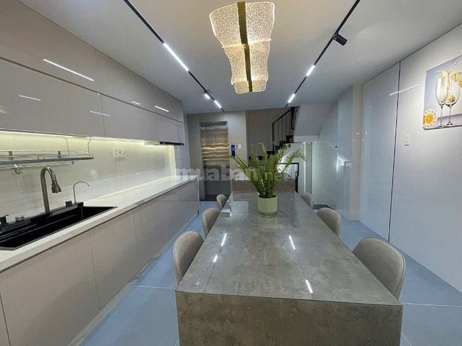 Hẻm ô tô 8m đường LẠC LONG QUẬN Q11, 5 tầng, 4PN, 4WC, thang máy 450kg