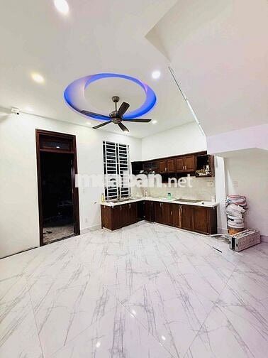 bán nhà trệt 2 lầu hoàn công đường nhựa 12m,vỉa hè gần vincom 550