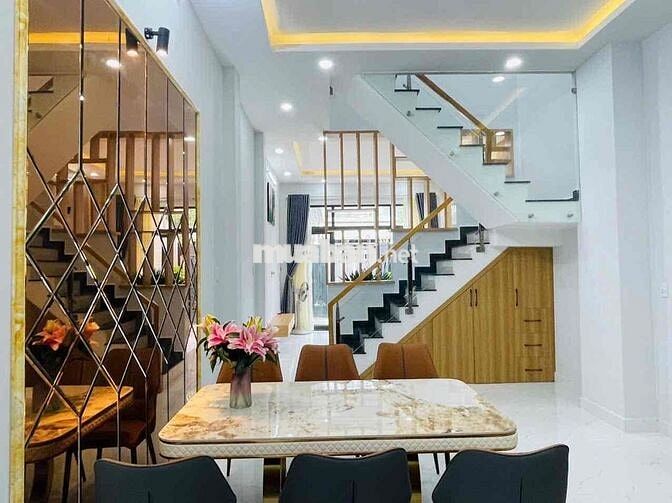 Bán căn nhà xinh gần ngay ngã tư ga có sân oto giá dưới 5 tỷ