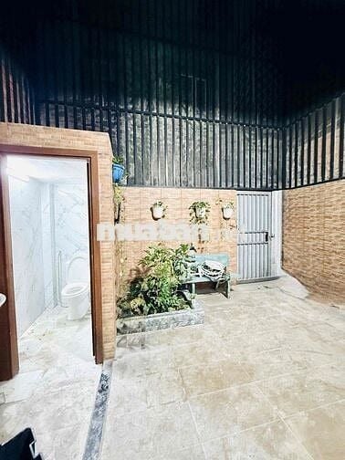 bán nhà trệt 2 lầu hoàn công đường nhựa 12m,vỉa hè gần vincom 550