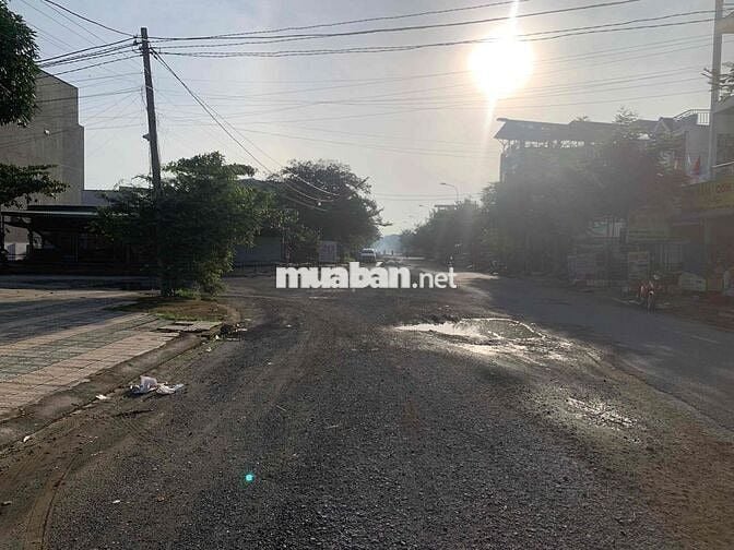 Bán đất mặt tiền đường 24m, vị trí kinh doanh sung nhất Long Hậu