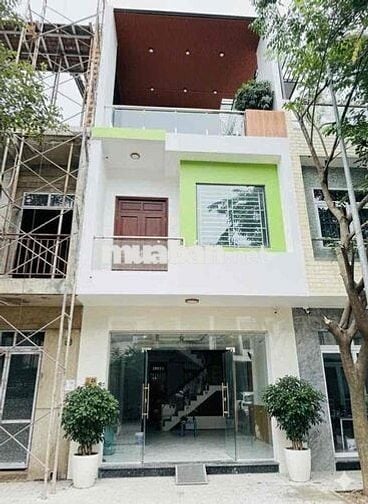 bán nhà trệt 2 lầu hoàn công đường nhựa 12m,vỉa hè gần vincom 550