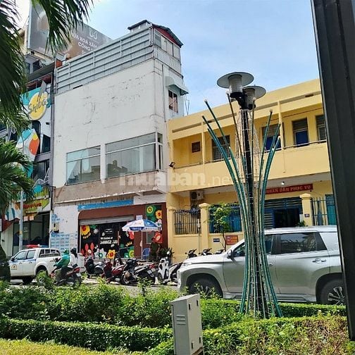 Mặt tiền Phan Xích Long (4 tầng ngang lớn 8,2m. Dài 3m). Giá 11,6 Tỷ