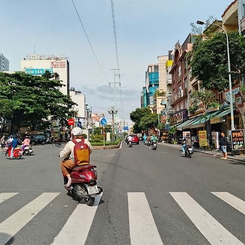 Mặt tiền Phan Xích Long (4 tầng ngang lớn 8,2m. Dài 3m). Giá 11,6 Tỷ