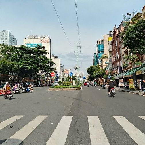 Mặt tiền Phan Xích Long (4 tầng ngang lớn 8,2m. Dài 3m). Giá 11,6 Tỷ